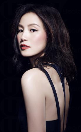 YSL 近日邀請形象率性自然、敢作敢為的何韻詩,及著名攝影師Paul Tsang(曾力山)親自操刀,為最新推出的胭脂及唇膏兩用新品 BABY DOLL KISS & BLUSH 進行拍攝,以其獨有的個人風格,演繹女性剛與柔的無限可能。品牌更舉行了派對,讓大家率先體驗體驗揉合了胭脂和唇膏兩種技術於一身的KISS & BLUSH 的無重質地。 YSL 近日邀請形象率性自然、敢作敢為的何韻詩,及著名攝影師Paul Tsang(曾力山)親自操刀,為最新推出的胭脂及唇膏兩用新品 BABY DOLL KISS & BLUSH 進行拍攝,以其獨有的個人風格,演繹女性剛與柔的無限可能。品牌更舉行了派對,讓大家率先體驗體驗揉合了胭脂和唇膏兩種技術於一身的KISS & BLUSH 的無重質地。