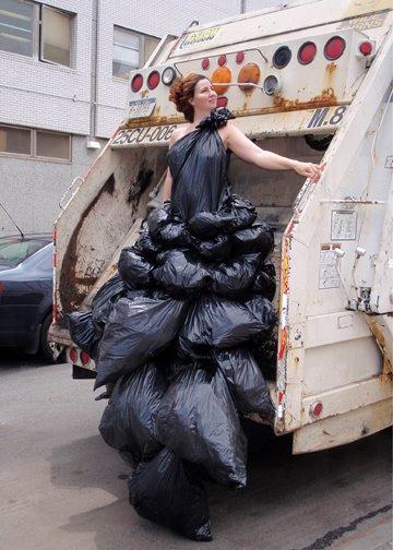 日用品變成時尚，垃圾袋也能做禮服？