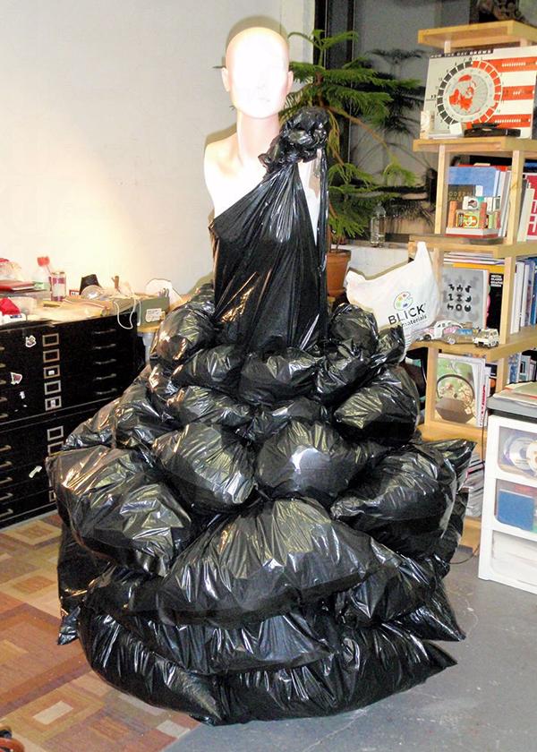 日用品變成時尚，垃圾袋也能做禮服？