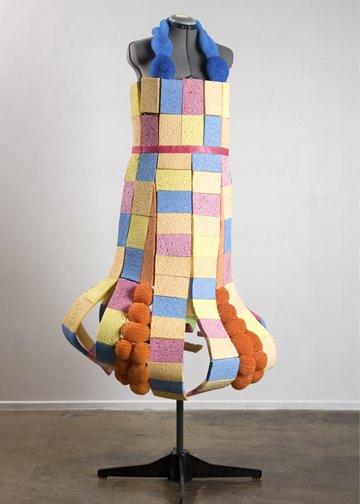 日用品變成時尚，垃圾袋也能做禮服？