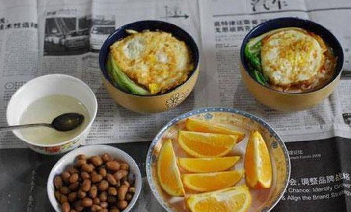 食飯唔好再用報紙墊枱啦!後果太可怕了" 食飯唔好再用報紙墊枱啦!後果太可怕了"