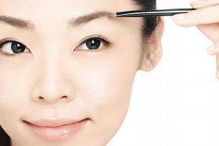 見學粉嫩甜美的「桃花妝」迎接聖誕