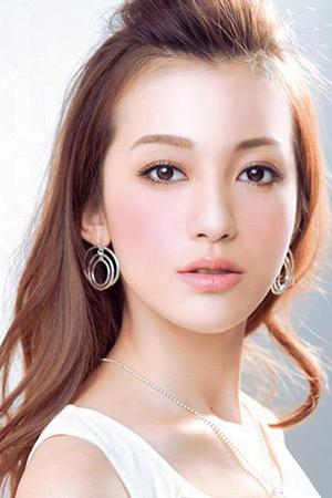 見學粉嫩甜美的「桃花妝」迎接聖誕