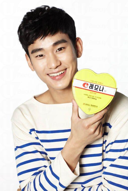 「都教授」金秀賢早前為代言的維他命產品拍廣告,花絮照昨日率先曝光。 「都教授」金秀賢早前為代言的維他命產品拍廣告,花絮照昨日率先曝光。