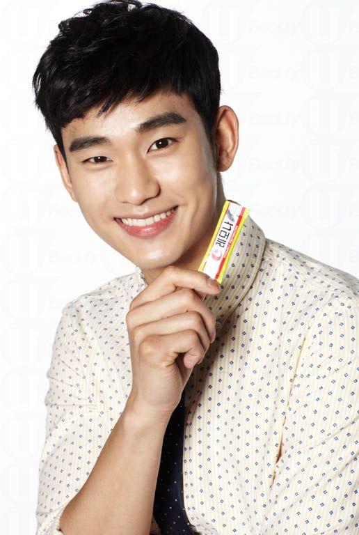 「都教授」金秀賢早前為代言的維他命產品拍廣告,花絮照昨日率先曝光。 「都教授」金秀賢早前為代言的維他命產品拍廣告,花絮照昨日率先曝光。