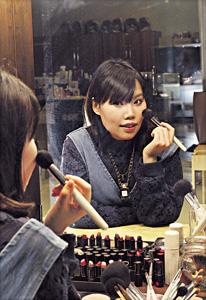 揸筆搵食已非作家或記者的專利，人氣美容博客大佬B（Bren Lui）由Xanga寫到微博、Facebook，YouTube化粧教學短片總點擊率更達1,500萬。