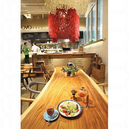 拆卸 5 年的舊灣仔街市大樓終於以新面目出現,昔日由數十小攤檔組成的街市,今天的主人家變成家具店 OVO,在這座三級歷史建築內同時開設了 OVOStudio、OVOGarden 及 OVOCafe 三間不同系列的新店,變成一站式的家品購物體驗和綠色飲食享受。 拆卸 5 年的舊灣仔街市大樓終於以新面目出現,昔日由數十小攤檔組成的街市,今天的主人家變成家具店 OVO,在這座三級歷史建築內同時開設了 OVOStudio、OVOGarden 及 OVOCafe 三間不同系列的新店,變成一站式的家品購物體驗和綠色飲食享受。