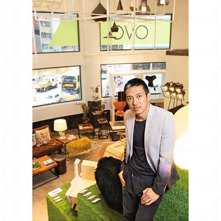 拆卸 5 年的舊灣仔街市大樓終於以新面目出現,昔日由數十小攤檔組成的街市,今天的主人家變成家具店 OVO,在這座三級歷史建築內同時開設了 OVOStudio、OVOGarden 及 OVOCafe 三間不同系列的新店,變成一站式的家品購物體驗和綠色飲食享受。 拆卸 5 年的舊灣仔街市大樓終於以新面目出現,昔日由數十小攤檔組成的街市,今天的主人家變成家具店 OVO,在這座三級歷史建築內同時開設了 OVOStudio、OVOGarden 及 OVOCafe 三間不同系列的新店,變成一站式的家品購物體驗和綠色飲食享受。