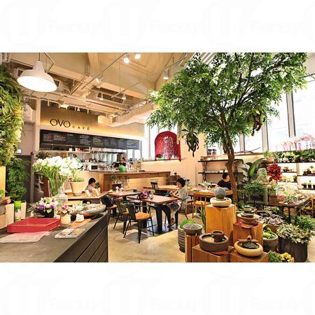 拆卸 5 年的舊灣仔街市大樓終於以新面目出現,昔日由數十小攤檔組成的街市,今天的主人家變成家具店 OVO,在這座三級歷史建築內同時開設了 OVOStudio、OVOGarden 及 OVOCafe 三間不同系列的新店,變成一站式的家品購物體驗和綠色飲食享受。 拆卸 5 年的舊灣仔街市大樓終於以新面目出現,昔日由數十小攤檔組成的街市,今天的主人家變成家具店 OVO,在這座三級歷史建築內同時開設了 OVOStudio、OVOGarden 及 OVOCafe 三間不同系列的新店,變成一站式的家品購物體驗和綠色飲食享受。