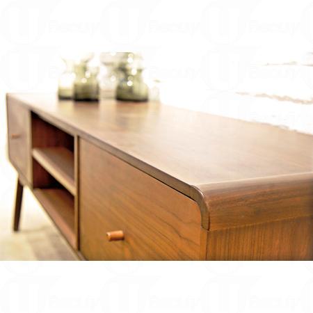 拆卸 5 年的舊灣仔街市大樓終於以新面目出現,昔日由數十小攤檔組成的街市,今天的主人家變成家具店 OVO,在這座三級歷史建築內同時開設了 OVOStudio、OVOGarden 及 OVOCafe 三間不同系列的新店,變成一站式的家品購物體驗和綠色飲食享受。 拆卸 5 年的舊灣仔街市大樓終於以新面目出現,昔日由數十小攤檔組成的街市,今天的主人家變成家具店 OVO,在這座三級歷史建築內同時開設了 OVOStudio、OVOGarden 及 OVOCafe 三間不同系列的新店,變成一站式的家品購物體驗和綠色飲食享受。