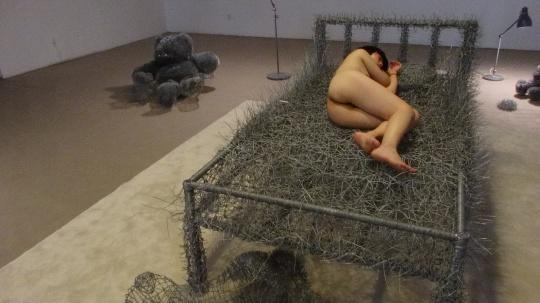 北京真人展覽！裸女睡鐵絲床