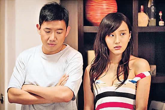 入行短短七年,模特兒出身的陳靜,08年憑道地百果園廣告人氣急升,直至去年獲彭浩翔導演賞識,在電影《低俗喜劇》中飾演三級女星「爆炸糖」一炮而紅,不造作的演技令不少觀眾對她刮目相看,更令她奪得香港電影金像獎最佳女配角殊榮,演藝事業總算一帆風順。 入行短短七年,模特兒出身的陳靜,08年憑道地百果園廣告人氣急升,直至去年獲彭浩翔導演賞識,在電影《低俗喜劇》中飾演三級女星「爆炸糖」一炮而紅,不造作的演技令不少觀眾對她刮目相看,更令她奪得香港電影金像獎最佳女配角殊榮,演藝事業總算一帆風順。