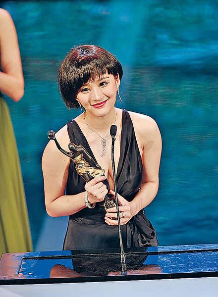 入行短短七年,模特兒出身的陳靜,08年憑道地百果園廣告人氣急升,直至去年獲彭浩翔導演賞識,在電影《低俗喜劇》中飾演三級女星「爆炸糖」一炮而紅,不造作的演技令不少觀眾對她刮目相看,更令她奪得香港電影金像獎最佳女配角殊榮,演藝事業總算一帆風順。「我正努力進修外語,經常被人取笑『高登先』(Golden Scene電影公司),的確要正視,因為英文真是差。我亦想學戲,目前要先紮穩香港基礎,因為我仍新,香港是一個好好的起步點,多拍香港電影再去試其他。」 入行短短七年,模特兒出身的陳靜,08年憑道地百果園廣告人氣急升,直至去年獲彭浩翔導演賞識,在電影《低俗喜劇》中飾演三級女星「爆炸糖」一炮而紅,不造作的演技令不少觀眾對她刮目相看,更令她奪得香港電影金像獎最佳女配角殊榮,演藝事業總算一帆風順。「我正努力進修外語,經常被人取笑『高登先』(Golden Scene電影公司),的確要正視,因為英文真是差。我亦想學戲,目前要先紮穩香港基礎,因為我仍新,香港是一個好好的起步點,多拍香港電影再去試其他。」