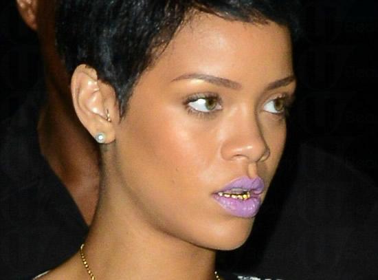 樂壇小天后Rihanna跟River Island 合作出了兩季聯乘系列，打扮方面自然係粉絲潮跟目標。她沒有像Modonna般豪擲天價造金牙，反而小趣惡搞，套個金牙套，仲隨時可以換款！