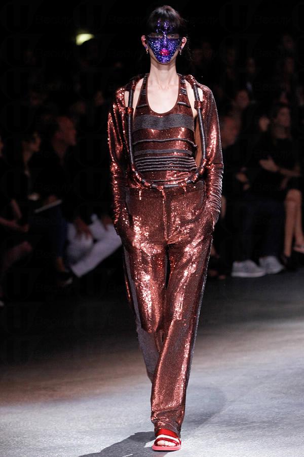 到底臉部裝飾已經發展到甚麼程度？早前舉行的2014春夏時裝周時，Givenchy部分模特兒示範新裝時，臉上猶如戴上面罩般的閃亮面妝，引起了大家的注意。