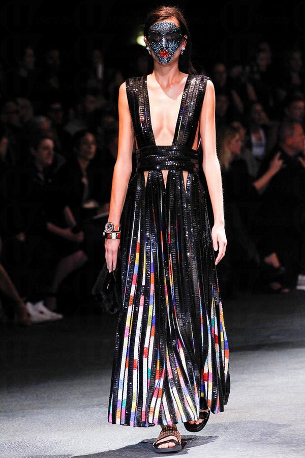 到底臉部裝飾已經發展到甚麼程度？早前舉行的2014春夏時裝周時，Givenchy部分模特兒示範新裝時，臉上猶如戴上面罩般的閃亮面妝，引起了大家的注意。