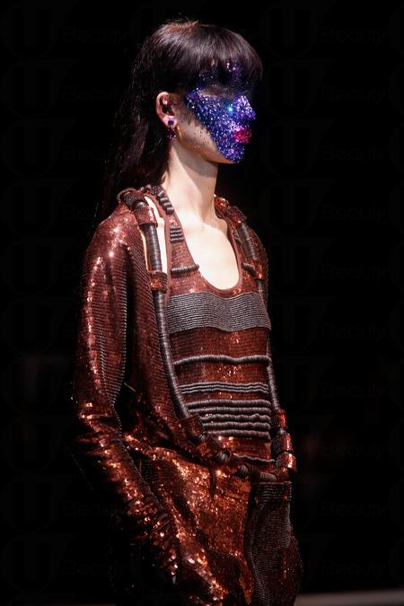 到底臉部裝飾已經發展到甚麼程度？早前舉行的2014春夏時裝周時，Givenchy部分模特兒示範新裝時，臉上猶如戴上面罩般的閃亮面妝，引起了大家的注意。