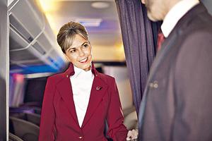 西太后負責設計的維珍新制服，衣領設計很有特色。（圖片：外電、航空公司提供） 