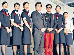 日航新制服發布會中，日航集團主席植木義晴與設計丸山敬太一同上台。（圖片：外電、航空公司提供） 