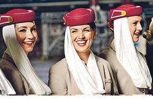 阿聯酋航空空姐們的帽子，是連面紗的回教特色設計。（圖片：外電、航空公司提供） 