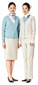 同樣是藍，大韓的天藍色，予人另一番古典美。頭上更插上天蝴蝶結，是仿傳統的髮簪設計。（圖片：外電、航空公司提供） 