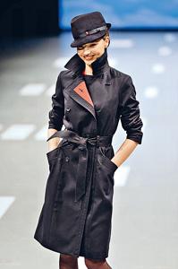 澳航邀請了超模 Miranda Kerr，示範新制服及頭上的「重點」Trilby Hat。（圖片：外電、航空公司提供） 