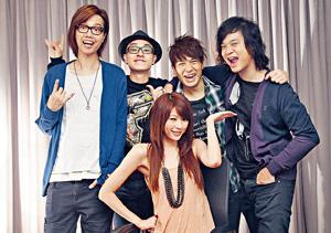 由早前翻玩連詩雅的《到此為止》，到《無可避免》現於網上熱播，Dear Jane漸感受流行曲的力量。「未來會多朝此方向，過去做歌多為自己開心，現在想多氹別人快樂。」Howie說這就是樂隊的彈性，喜歡玩甚麼都可以，不用別人批准。