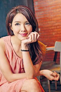 官恩娜其實唱得，幾年前任《超級巨聲》嘉賓獻唱時已經證明了，然而歌手身份一直不明顯。簽約新唱片公司，她預備全力發展所長。入行至今，官恩娜坦言經歷過感情失敗、事業起跌，面對過好朋友過身的打擊，今日的她，不想再花時間在負面情緒內，人依舊樂觀開心，卻是經過提煉昇華的 EQ 所致。