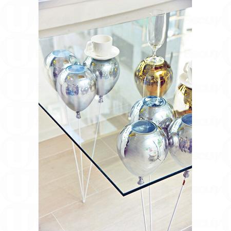 鬼才 Chris Duffy 出名以幾何、重力和幻覺為設計概念,這張氣球餐枱令人產生懸浮的錯覺。(1.5 米 / $80,000、2 米 / $96,960) 鬼才 Chris Duffy 出名以幾何、重力和幻覺為設計概念,這張氣球餐枱令人產生懸浮的錯覺。(1.5 米 / $80,000、2 米 / $96,960)