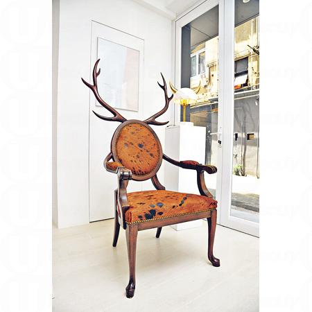 太平山街 A.Style:Merve Kahraman 創作的鹿椅,表面用上了水牛皮革配上巨型鹿角。($39,500) 太平山街 A.Style:Merve Kahraman 創作的鹿椅,表面用上了水牛皮革配上巨型鹿角。($39,500)