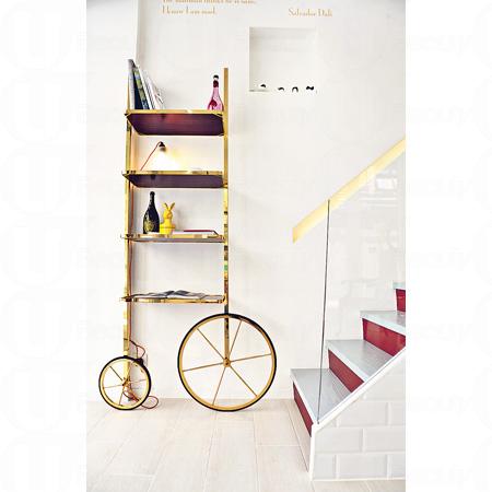 太平山街 A.Style:仿照單車設計的書架,玩味十足,一看便知充滿童真的 Merve 設計。($24,500) 太平山街 A.Style:仿照單車設計的書架,玩味十足,一看便知充滿童真的 Merve 設計。($24,500)