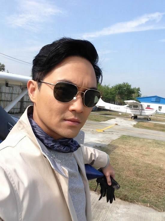 電視劇《衝上雲霄2》去到結局篇，Talking Points 不外乎Holiday情歸何處、馬國明&江美儀的「姊弟戀」……Fashion精追劇之餘，都會追埋Sam哥穿經典jacket，同埋Chilam在劇中迷死人的機師造型！Captain Cool係劇裡面經常戴著的太陽眼鏡，其實係私伙珍藏MOSCOT絕版ZULU太陽鏡，好多人都想搵番副Cool魔太陽鏡戴吓。