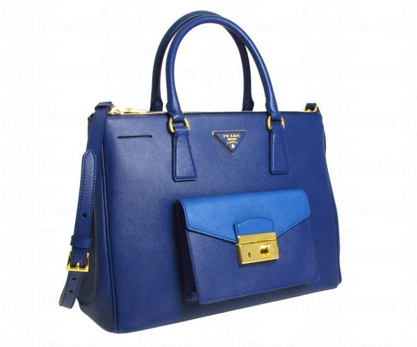 Prada Galleria 手袋新設計加上前袋，既實用又富裝飾功能，以 saffiano 皮革相同色調或雙色版本，以前袋上的金或鋼鎖扣作點綴，呈現出一份新優雅。