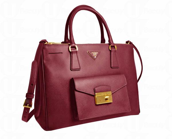 Prada Galleria 手袋新設計加上前袋，既實用又富裝飾功能，以 saffiano 皮革相同色調或雙色版本，以前袋上的金或鋼鎖扣作點綴，呈現出一份新優雅。