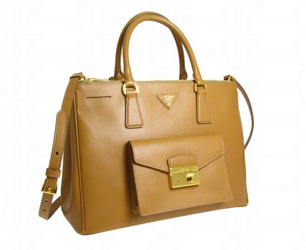 Prada Galleria 手袋新設計加上前袋，既實用又富裝飾功能，以 saffiano 皮革相同色調或雙色版本，以前袋上的金或鋼鎖扣作點綴，呈現出一份新優雅。