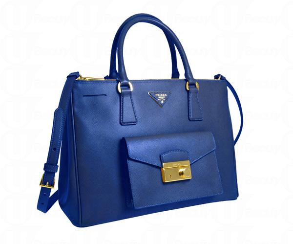 Prada Galleria 手袋新設計加上前袋，既實用又富裝飾功能，以 saffiano 皮革相同色調或雙色版本，以前袋上的金或鋼鎖扣作點綴，呈現出一份新優雅。