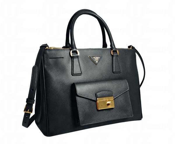 Prada Galleria 手袋新設計加上前袋，既實用又富裝飾功能，以 saffiano 皮革相同色調或雙色版本，以前袋上的金或鋼鎖扣作點綴，呈現出一份新優雅。