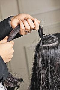 Step 1：頭頂部分的頭髮用橡筋束起做基礎。