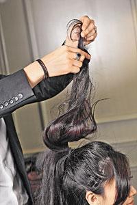 Step 3：把兩側頭髮跟Step 1的辮子提起，逐少部分把髮尾倒向拉下弄蓬鬆。