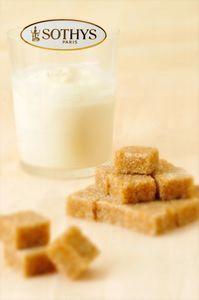 乳木果 + 甘蔗 + 甘油精華 + 焦糖滋潤精華 + 礦物元素，能提升肌膚活力、均勻膚色。