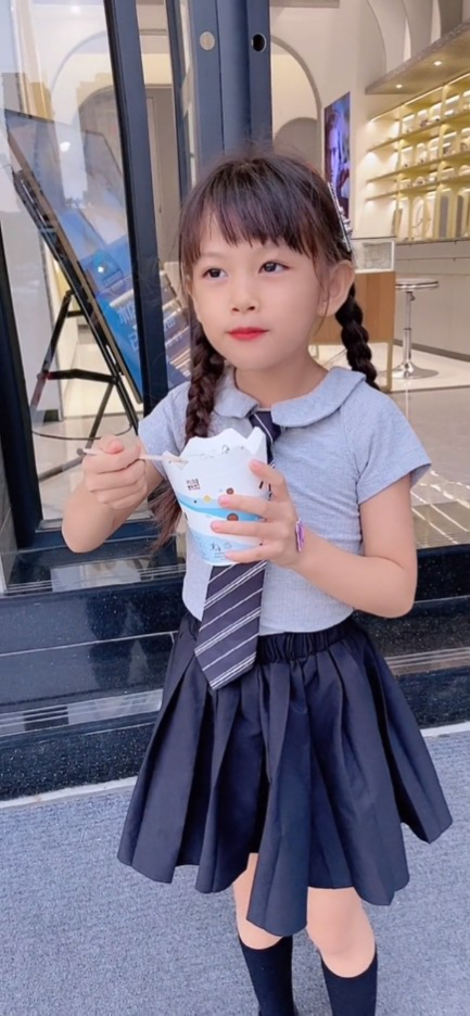 每天幫女兒綁頭髮都被老師「重綁」！媽媽：「我不信鬥不過她」！超強髮型惹網民爆笑！