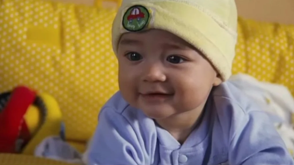 《寶貝計劃》大眼萌娃Matthew長大了！成15歲混血感美男子！「天使面孔」從小帥到大！