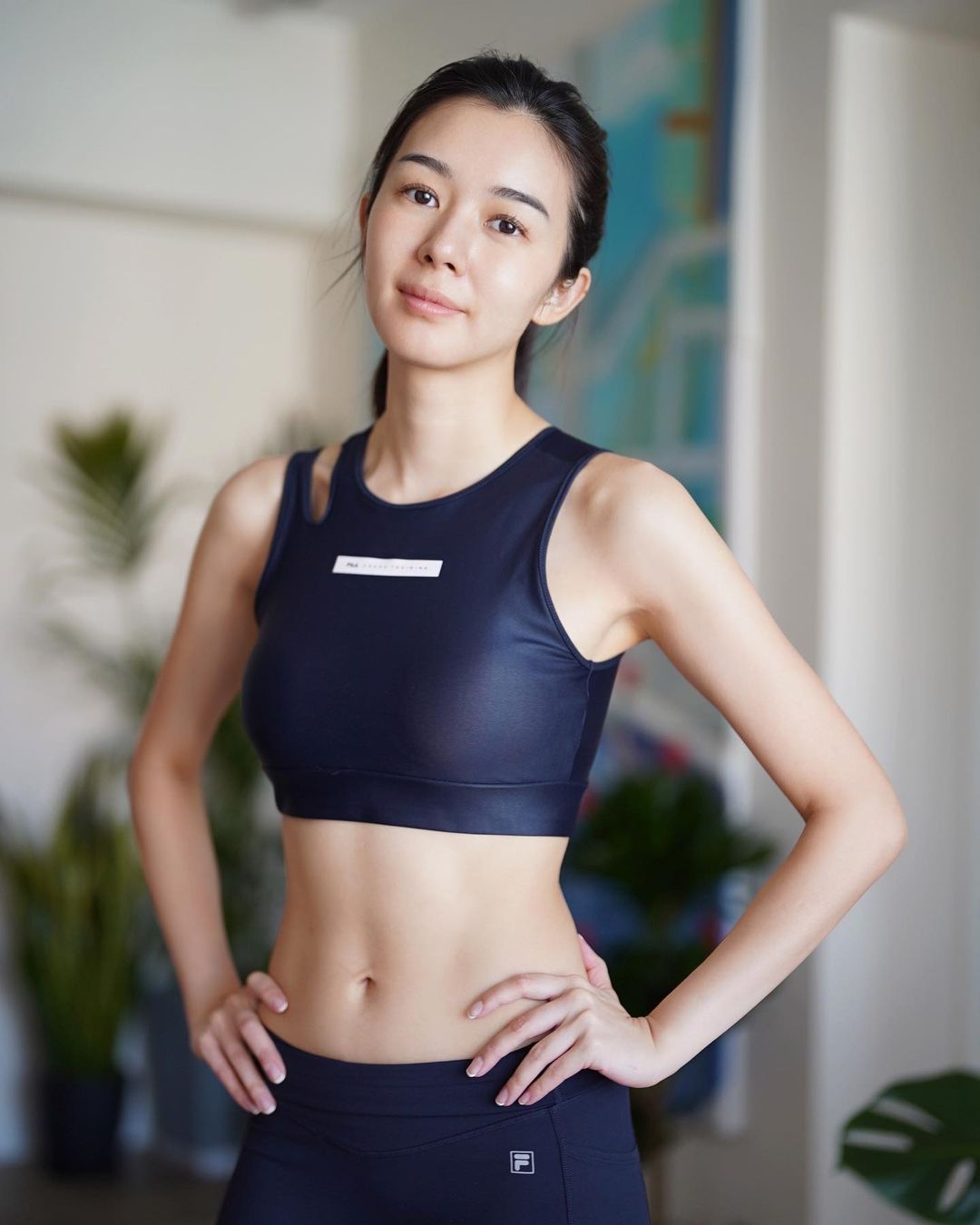 麥明詩被網友狠批「好多拜拜肉」！高EQ回應網民負評！被建議減肥曬馬甲線反擊！