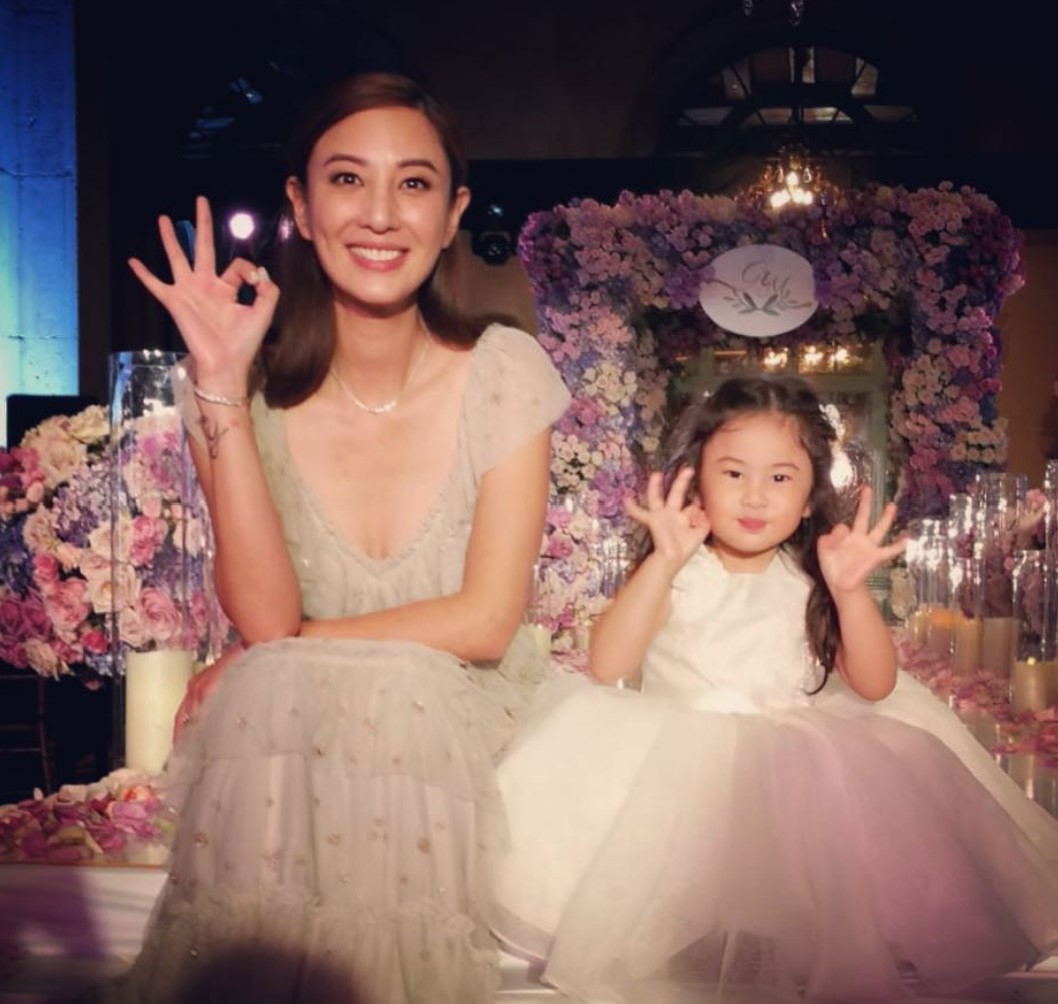 鄭希怡7歲囡囡梁浸浸暴風成長！遺傳媽媽長腿基因！久未露面少女樣初成！