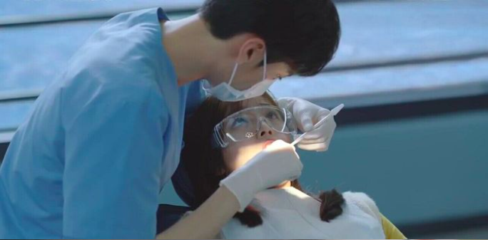 女生拔牙後舌底被鑽恐怖黑洞！傷口棉花棒「一插到底」！醫生4字回應極敷衍！