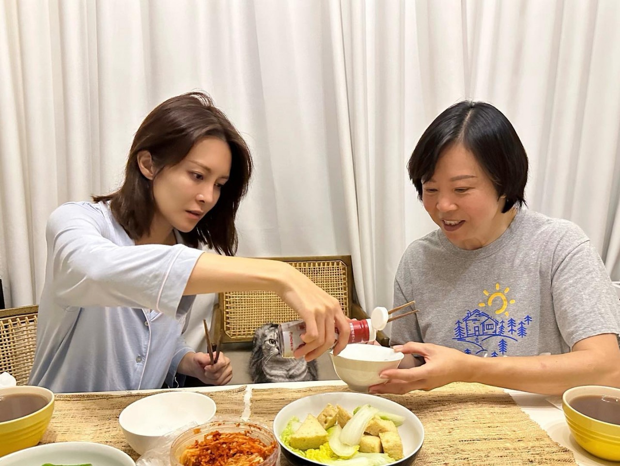 32歲張曦雯曬居家素顏照被讚！穿透視裝「下半身若隱若現」！網民：穿簡單更好！