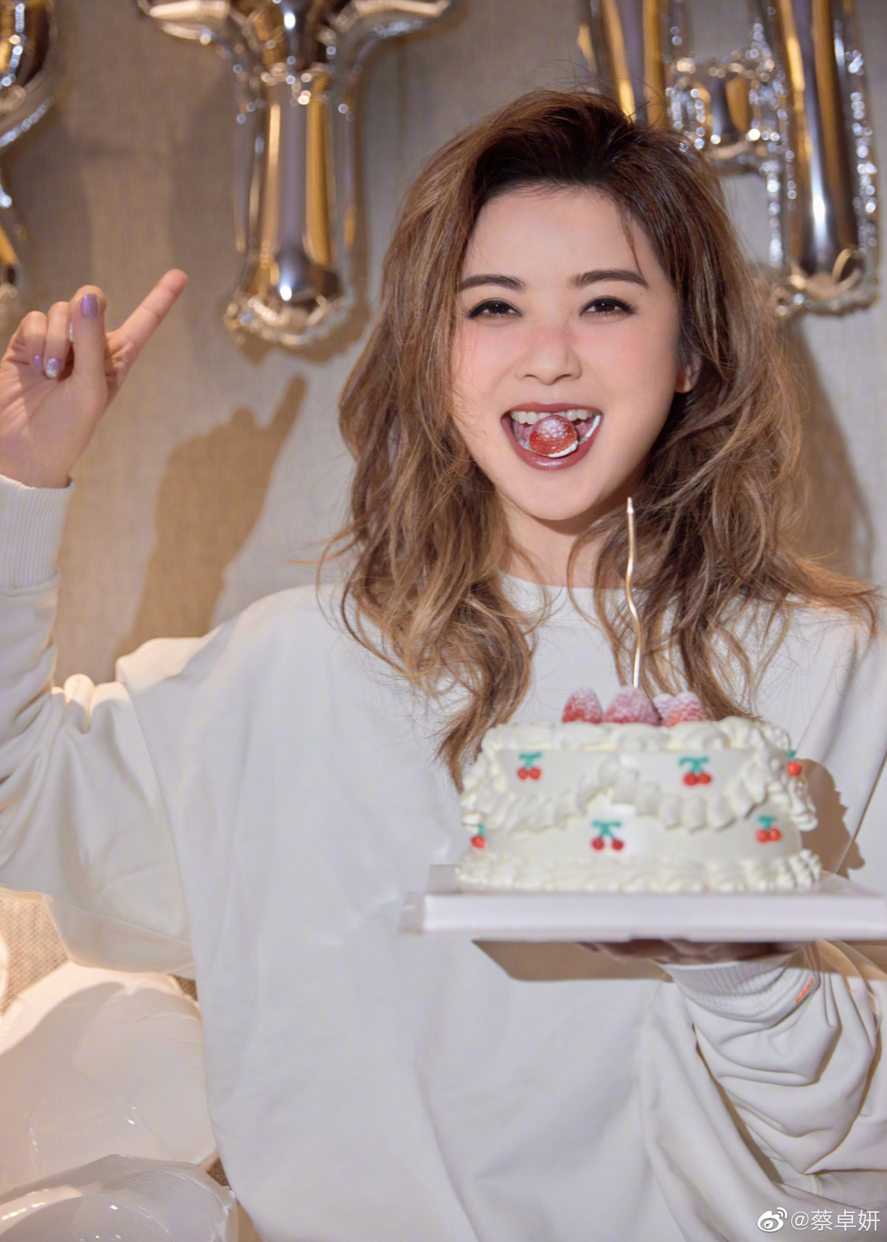 阿Sa孖阿嬌慶生40歲仍狀態絕佳！曬逆天美腿、童顏樣！阿嬌減肥後靚絕全場！