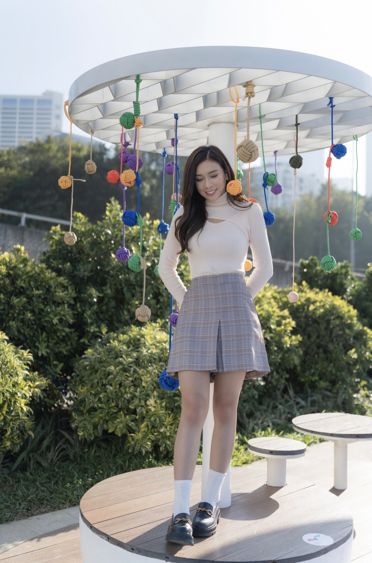 港女「皮鞋配白襪」新熱潮掀熱議！男網民：「似中女扮學生妹」！反被嘲目光狹窄！