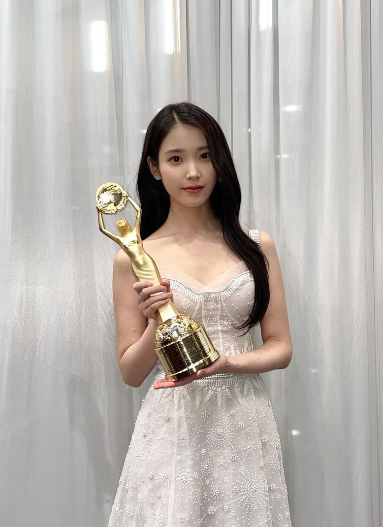 青龍獎IU絕美現身仙氣逼人！罕曬酥胸網民激讚：「平日藏太好」！