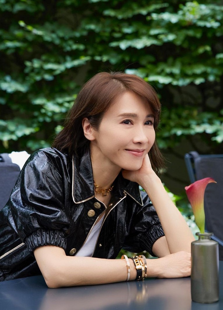 黎姿14歲處女作被翻出！皮膚黝黑「眉毛粗」網民認不出！直呼：「女大十八變！」